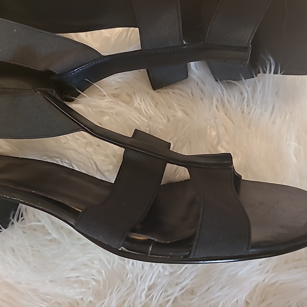Black summer sandals. - Picture 6 of 8